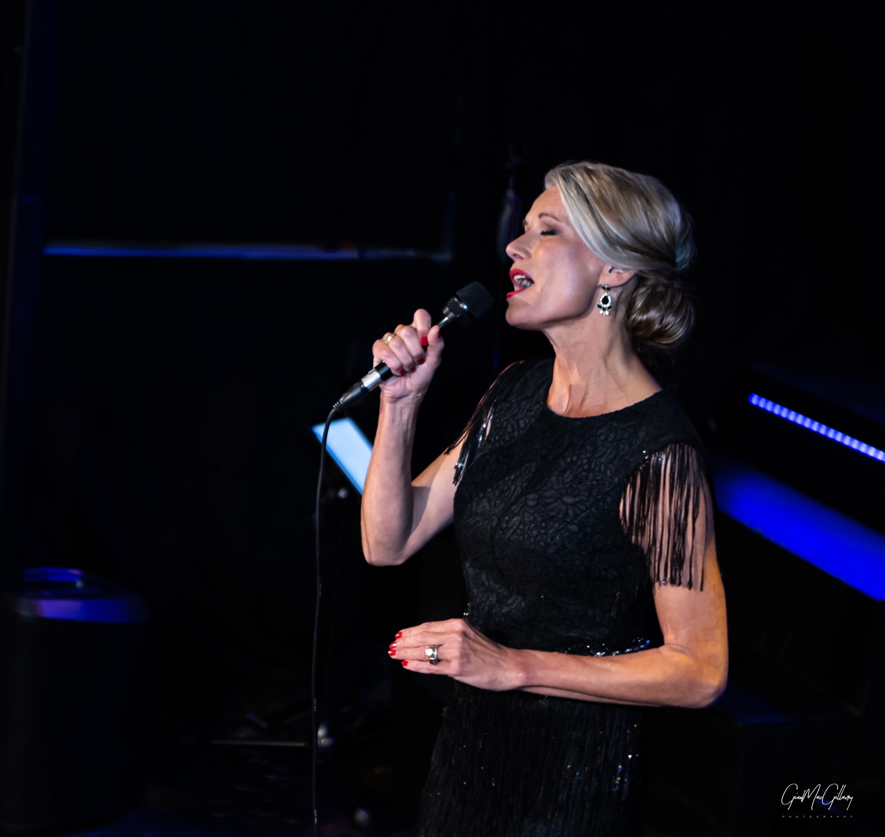 Angela van Rijthoven zingt op het podium